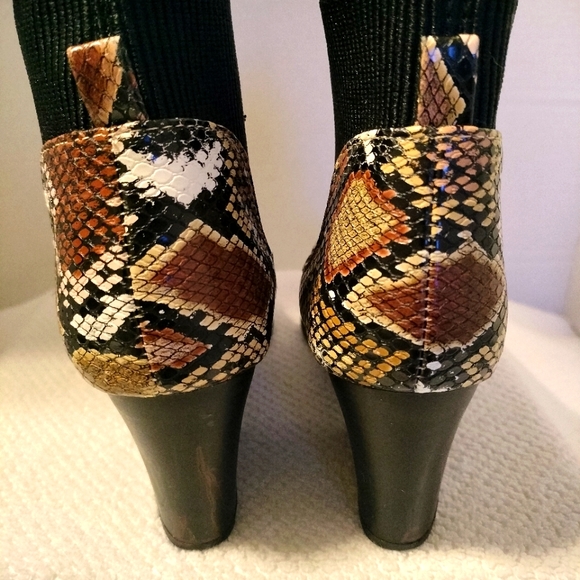 Qupid Women's Rubber Elastic Gore Pointy Toe Ankle Booties Snakeskin look Sz 6 - Picture 4 of 13